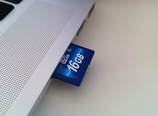 Macbook ProへSDカード差し込み