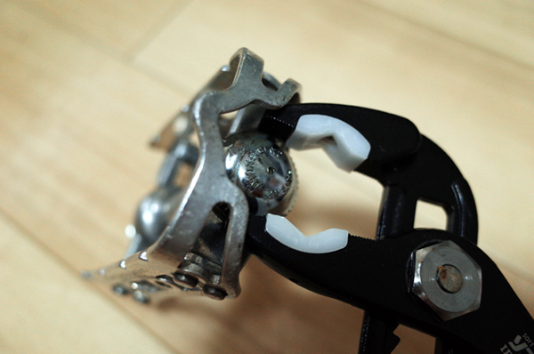 ペダルキャップをゆるめる