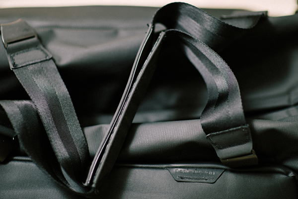 ハンドルはマグネットで固定される