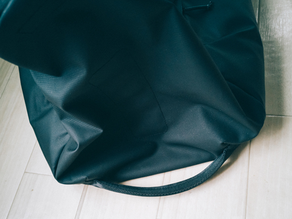 底側の両端に取っ手