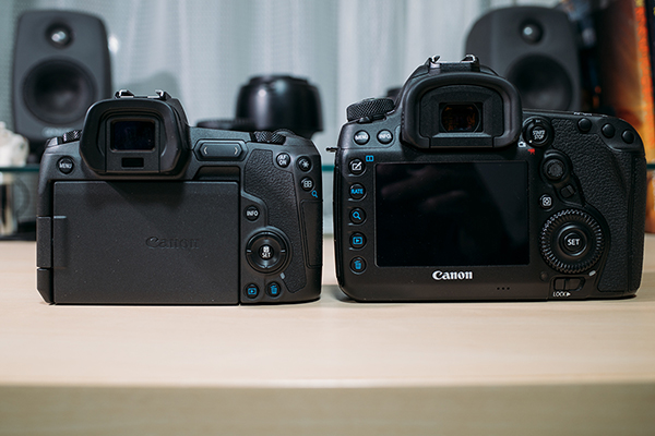 EOS5DとR比較 背面