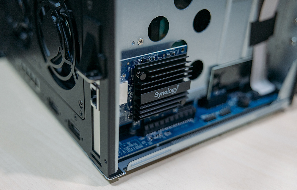 DS1621+ E10G18-T1搭載