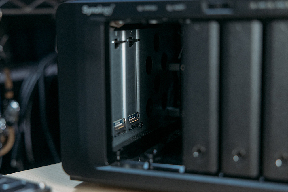 DS1621+のSSDスロット