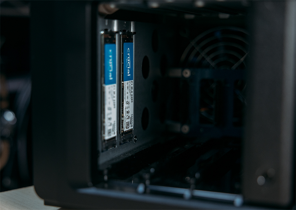 DS1621+のSSDスロットにNVMeタイプのSSD M.2をセット