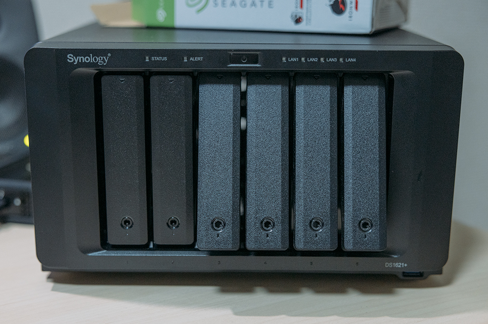 DS1621+の残りの4ベイにマウント